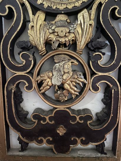 Paire de panneaux ajourés à décor feuillagé....