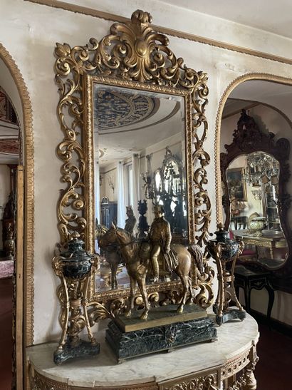 Important miroir en bois ajouré et redoré...