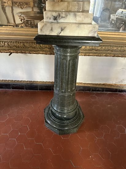 Colonne en serpentine, base octogonale, fût...