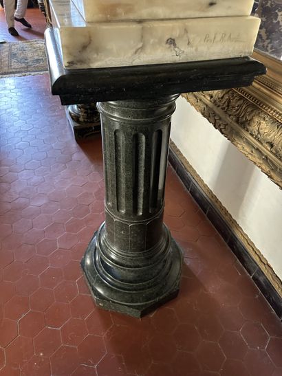 Colonne en serpentine, base octogonale, fût...
