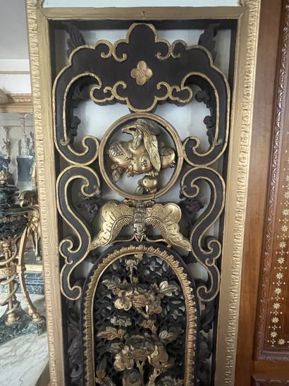 Paire de panneaux ajourés à décor feuillagé....