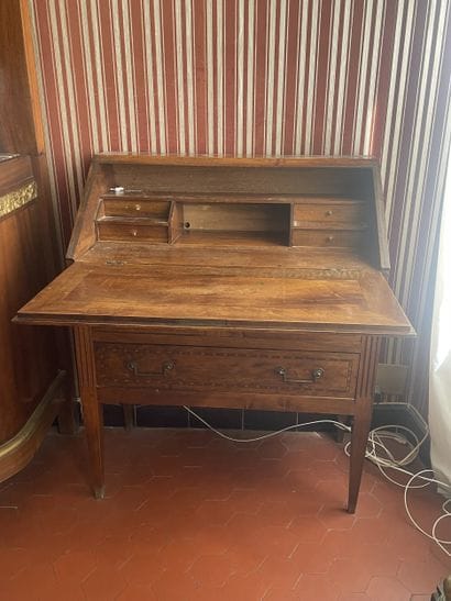Sloping desk in molded walnut with filet...