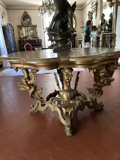 Table de milieu en bois sculpté et redoré....
