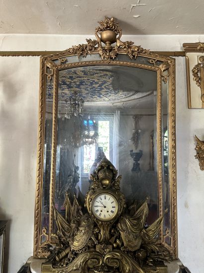 Important miroir en bois sculpté redoré....