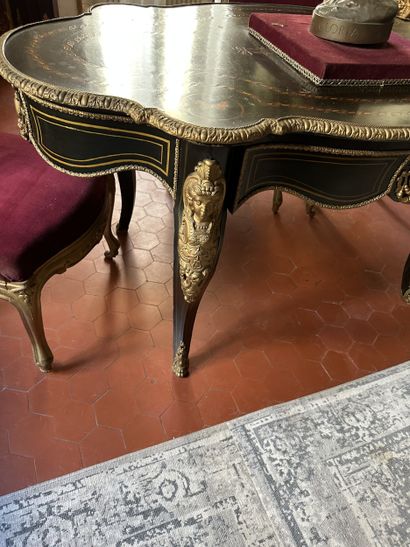 Table de milieu de forme violonnée en bois...