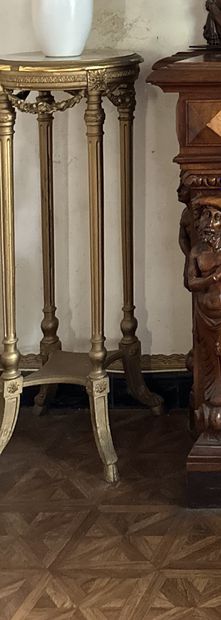 Sellette quadripode en bois sculpté redoré,...