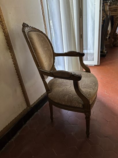 Partie de mobilier de salon en bois sculpté,...