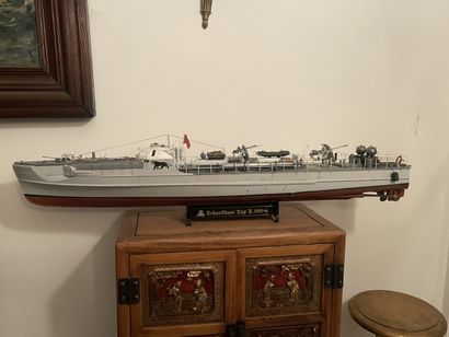 Maquette de navire poseur de mines allemand...
