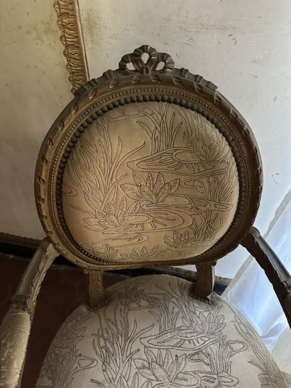 Partie de mobilier de salon en bois sculpté,...