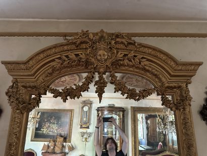 Important miroir de cheminée en bois stuqué...
