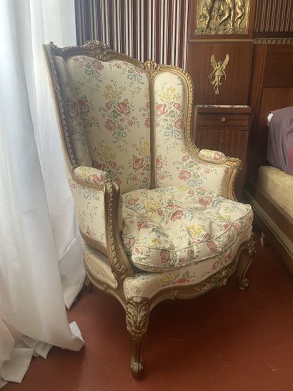 Wingchair with ears in carved gilded wood...