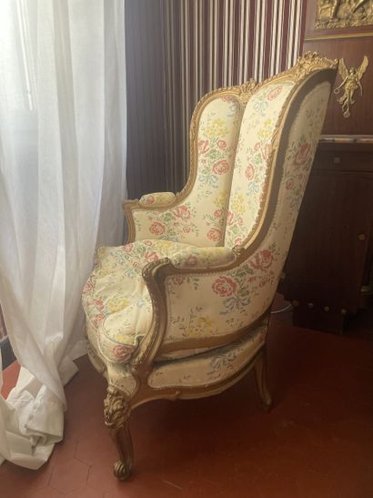 Wingchair with ears in carved gilded wood...