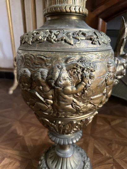 Importante aiguière décorative en bronze...