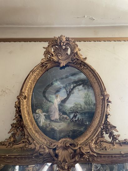 Miroir en bois stuqué et redoré. Modèle orné...