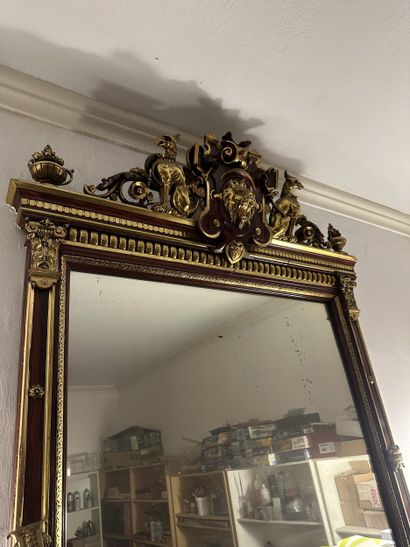 Important miroir en bois naturel sculpté...