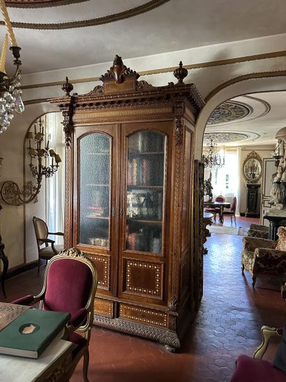 Armoire en bois naturel à riche décor sculpté...