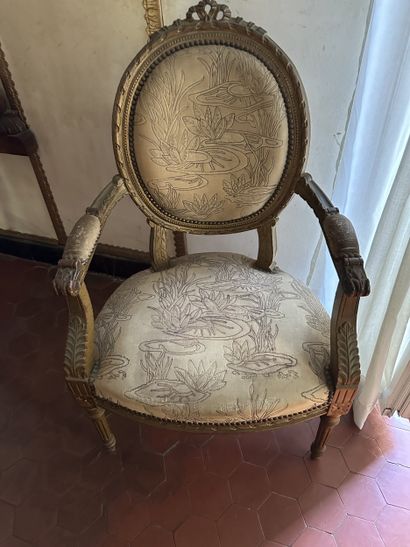 Partie de mobilier de salon en bois sculpté,...