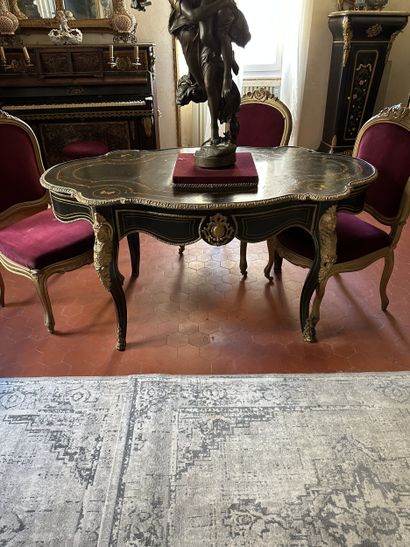 Table de milieu de forme violonnée en bois...