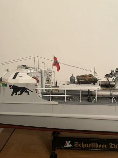 Maquette de navire poseur de mines allemand...