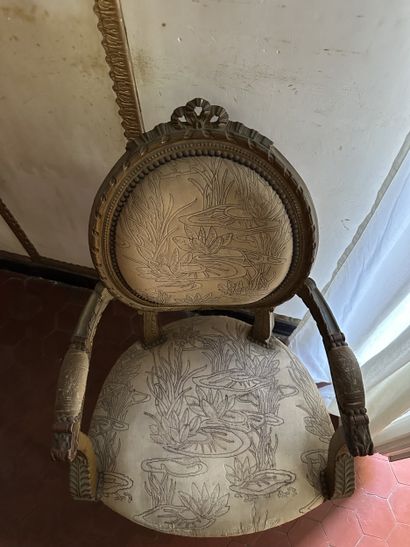 Partie de mobilier de salon en bois sculpté,...