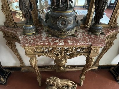 Importante console en bois sculpté redoré....