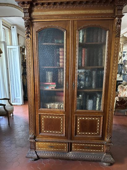 Armoire en bois naturel à riche décor sculpté...