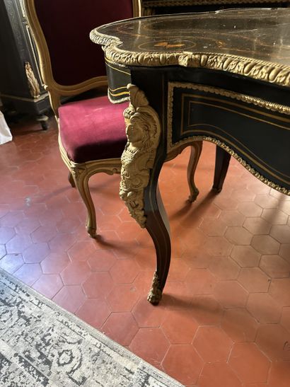 Table de milieu de forme violonnée en bois...