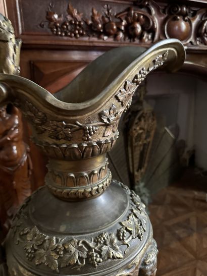 Importante aiguière décorative en bronze...