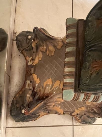 Sellette in polychrome barbotine.
Sheathed...