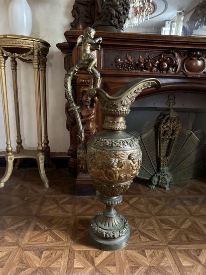 Importante aiguière décorative en bronze...