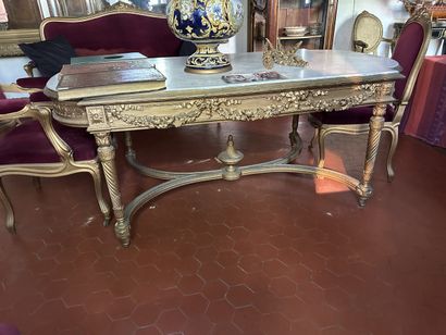 Table de milieu en bois sculpté redoré à...