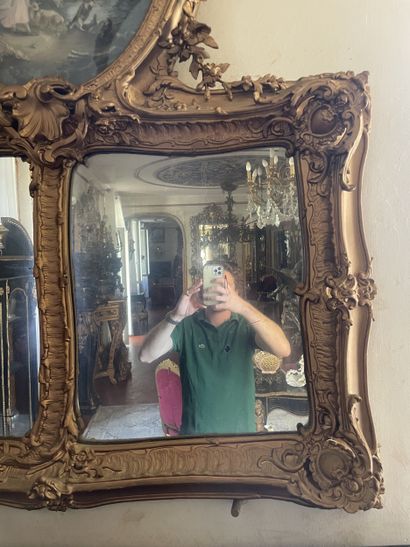 Miroir en bois stuqué et redoré. Modèle orné...