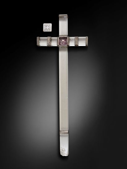 Croix reliquaire en verre imitant le cristal...