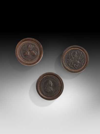 Trois jetons de trictrac en poirier pressé...