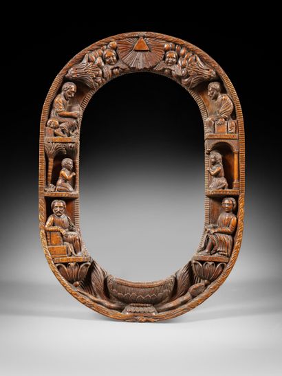Cadre bénitier ovale en bois richement sculpté...