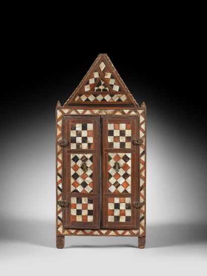 Miroir en marqueterie de nacre, d’ébène et...