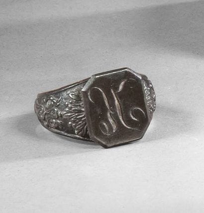 Bague chevalière en fer noirci dit de Berlin...