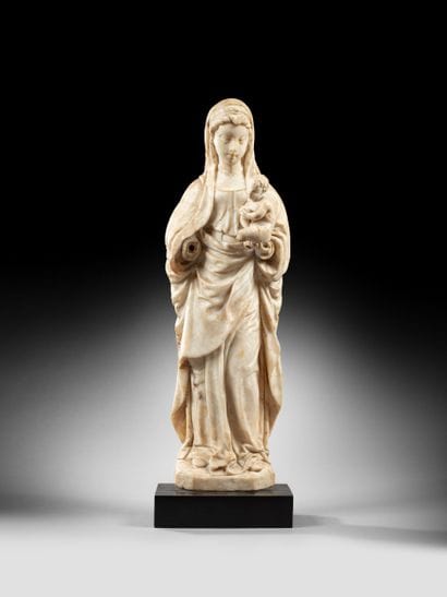 Vierge à l’Enfant en albâtre sculpté en applique....