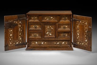 Cabinet en noyer et bois de résineux avec...