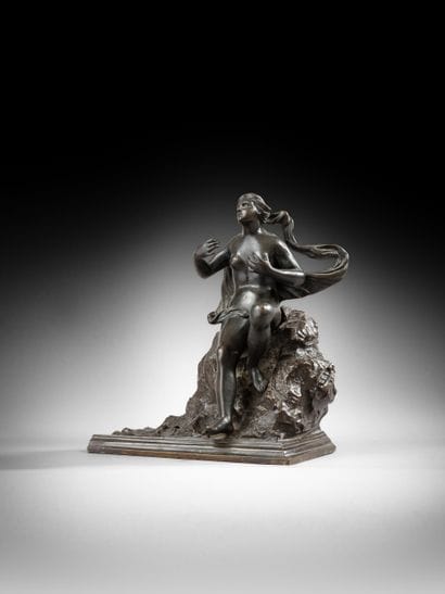 Vénus marine assise sur un rocher en bronze...