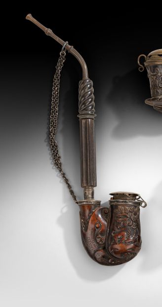 Pipe en buis sculpté, fourneau orné d’une...