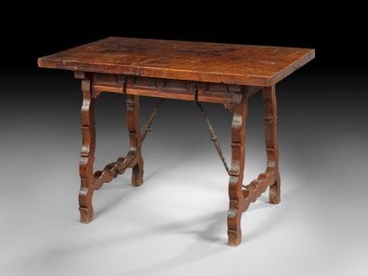 Table en noyer et chêne à la ceinture ouvrant...