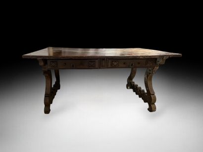 Table en noyer et bois fruitier munie de...