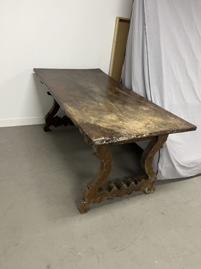 Table en noyer et bois fruitier munie de...