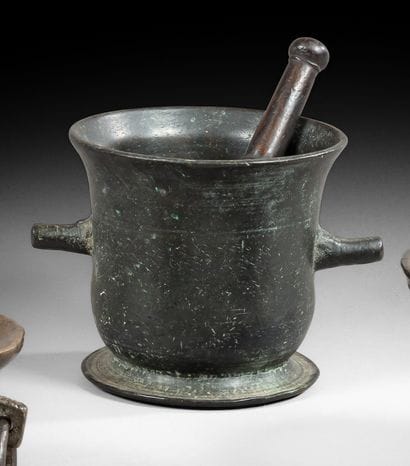 Mortier en bronze avec inscription en cyrillique...