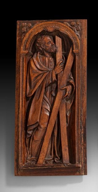 Panneau en noyer sculpté avec traces de dorure...