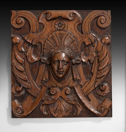 Panneau en noyer sculpté en fort relief à...