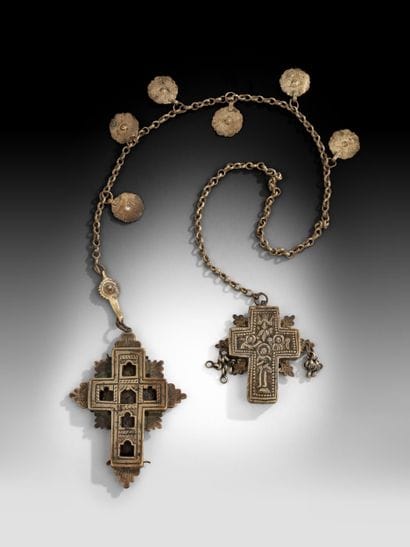 Deux croix reliquaires en argent, une avec...
