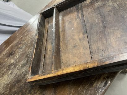 Table en noyer et bois fruitier munie de...