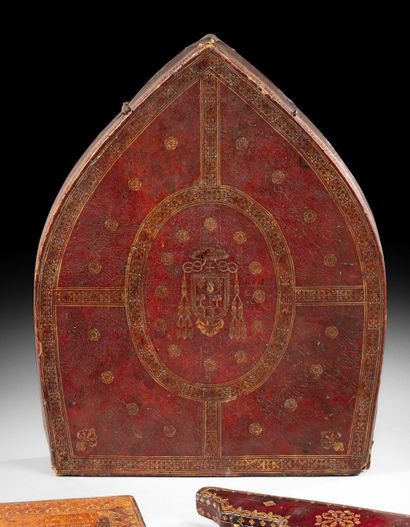 Étui à mitre, âme en bois recouverte de cuir...